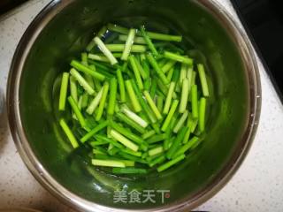 Stir-fried Spiced Dried Beans with Garlic Moss recipe