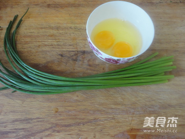 Scrambled Eggs with Chive Moss recipe