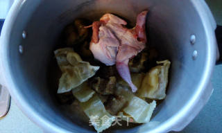 Quail Soup with Sea Cucumber Flower Maw recipe