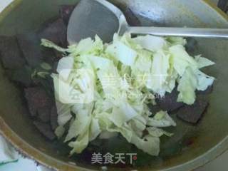 Stir-fried Black Rice Cake with Cabbage recipe