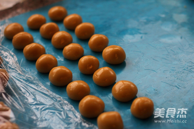 Mooncake with Lotus Seed Paste and Egg Yolk recipe