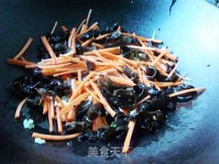 Stir-fried Corn Rice Cake with Carrot Fungus recipe