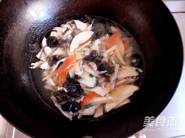 Winter Bamboo Shoots and Fungus Soup recipe