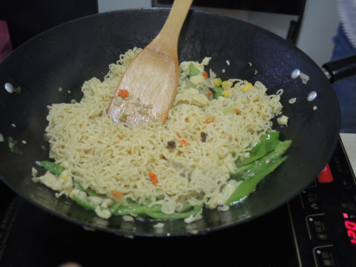 Fried Instant Noodles with Pepper and Egg recipe