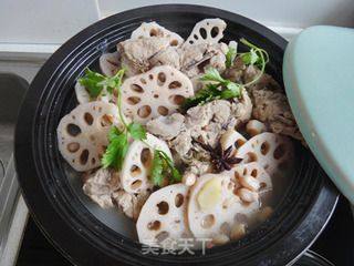 To Benefit The Stomach, Invigorate The Spleen and Replenish Calcium [cavern Bone Lotus Root Soup] recipe