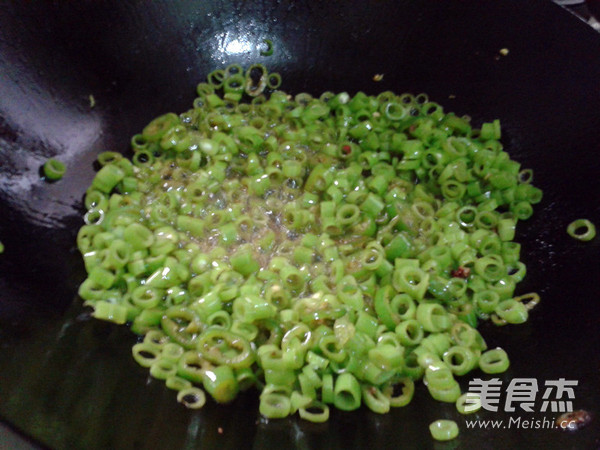 Stir-fried Green Pepper Rings with Convolvulus Sticks recipe