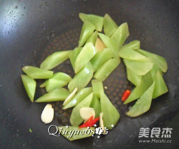 Stir-fried Lettuce and Cashew Nuts recipe