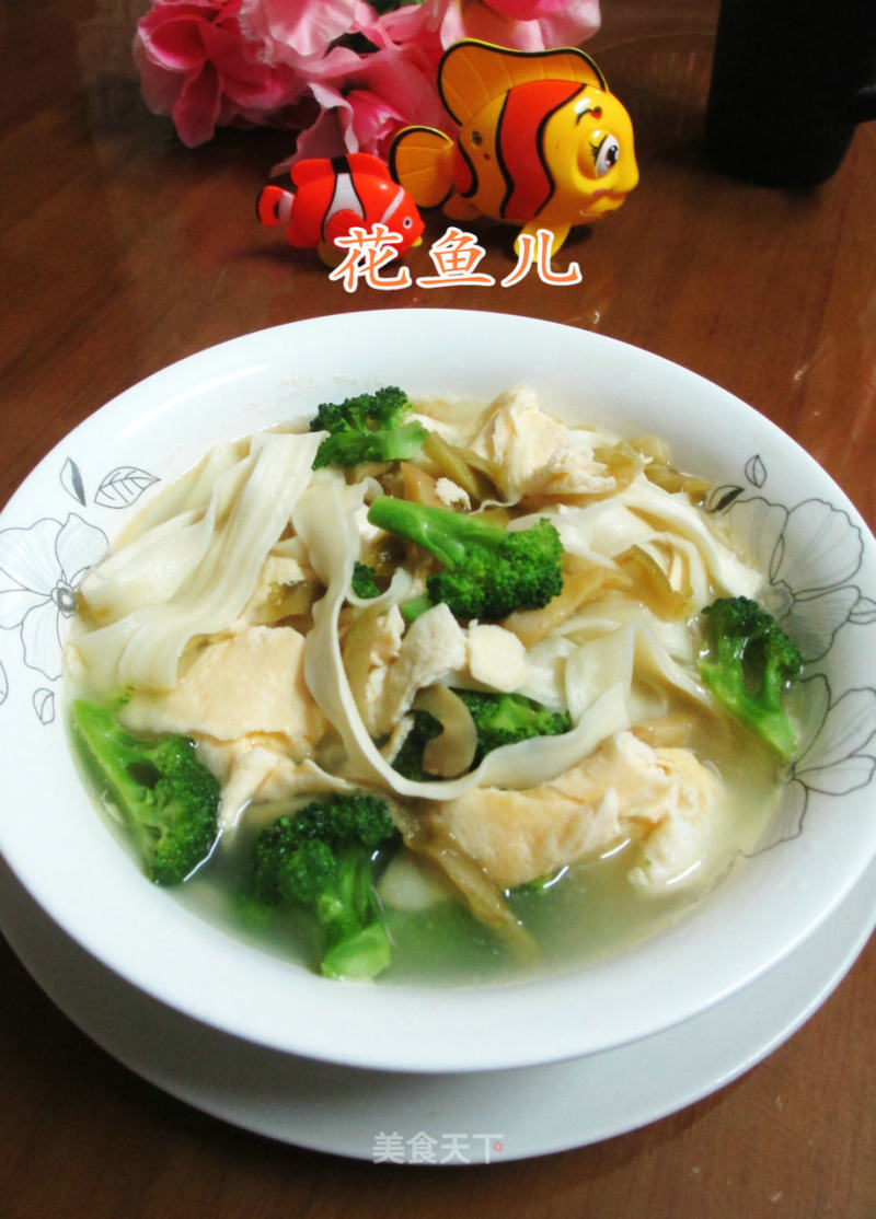 Sliced Mustard Noodles with Duck Egg and Broccoli recipe