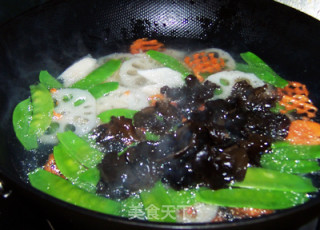 The Perfect Match for Autumn Health Preservation-lotus Pond Small Stir-fry recipe