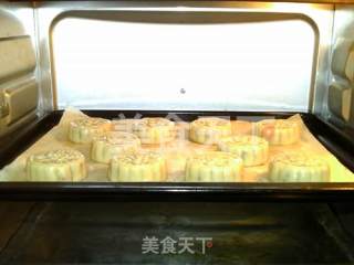 Cantonese Sausage Mooncake recipe