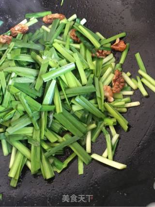 Stir-fried Walnuts with Leeks recipe
