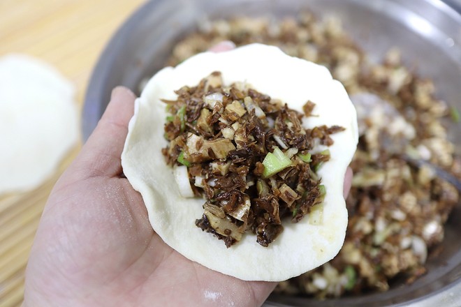 Steamed Buns with Deer Antler and Mushroom Sauce recipe