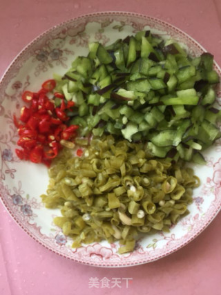 Wowo Tou Bao with Minced Pork and Sweet Pepper Stir-fried Sour Cowpeas recipe