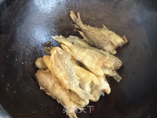 Stewed Small Yellow Croaker with Pancakes recipe