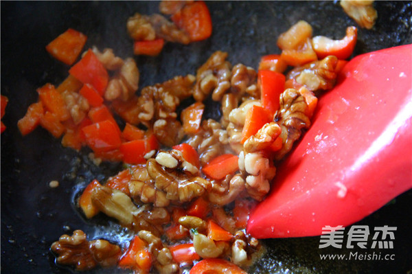 Stir-fried Chicken with Walnut Sauce recipe