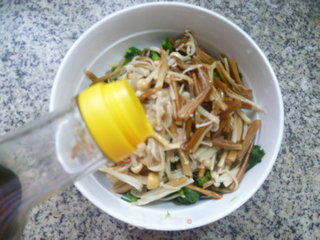 Golden Needle Mushroom Mixed with Dried Cabbage Core recipe