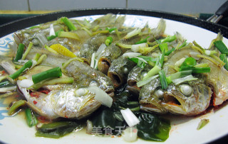 Steamed Wakame with Chopped Pepper Yellow Croaker recipe