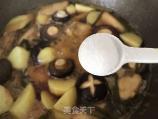 Beer-boiled Mushrooms and Potatoes Chicken Wings recipe