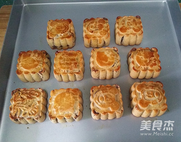 Cantonese Egg Yolk Mooncake recipe