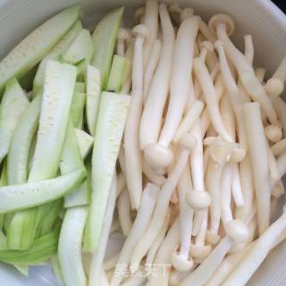 Stir-fried Loofah with White Jade Mushroom recipe