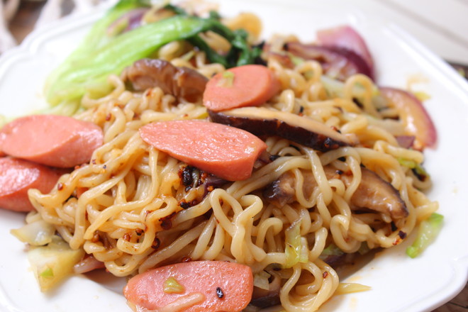 Fried Instant Noodles with Ham#中卓牛骨汤面# recipe