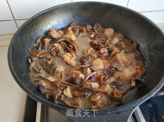 Braised Chicken Drumsticks with Agaricus and Tea Tree Mushroom recipe