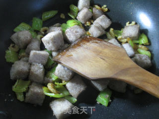 Stir-fried Sorghum Steamed Buns with Kaiyang Green Peppers recipe