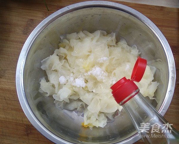 Fresh White Fungus Mixed with Chrysanthemum recipe