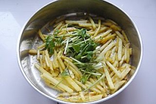 Stir-fried Potato Chips with Cilantro recipe