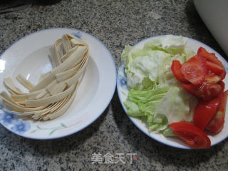 Sliced Noodles with Tomato and Cabbage recipe