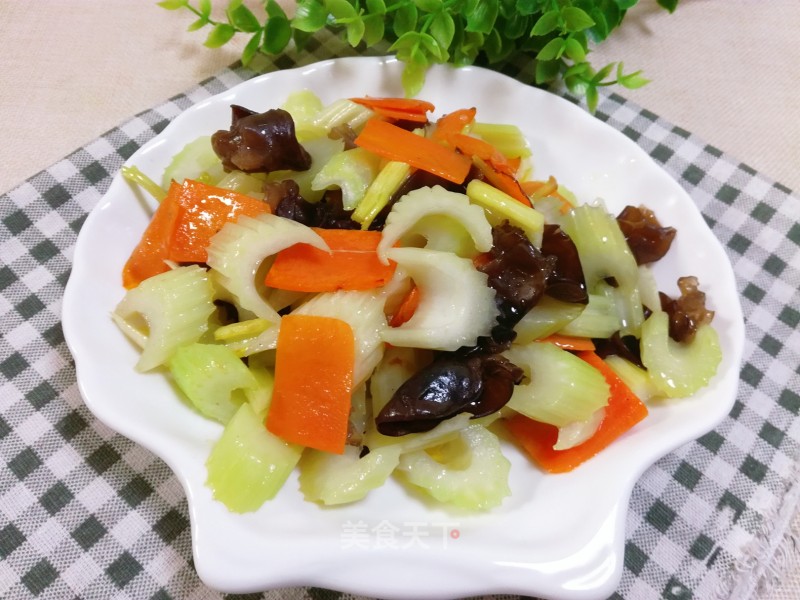 Stir-fried Fungus with Carrots and Celery recipe