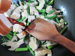 Stir-fried Roasted Bran with Garlic Sprouts recipe