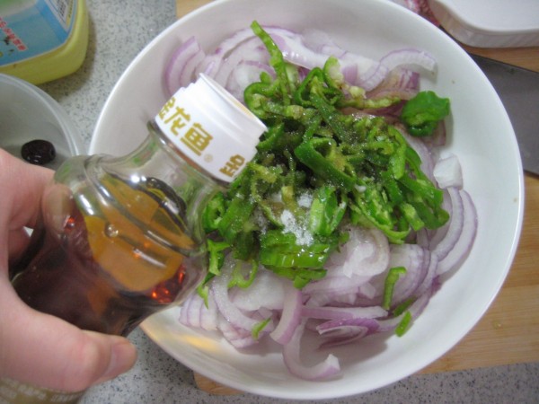 Green Pepper Mixed with Onion Shreds recipe