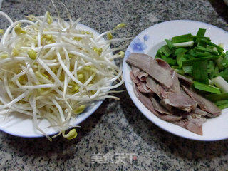 Stir-fried Soy Sprouts with Pork Tongue recipe