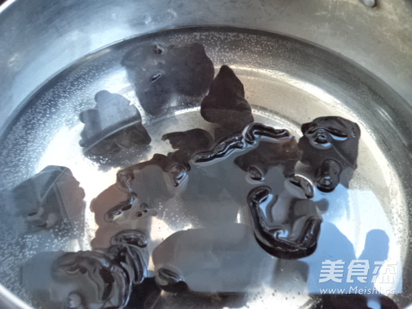 Spinach with Black Fungus recipe