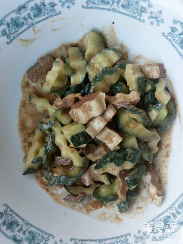 Garlic Tahini with Cucumber and Dried Tofu recipe