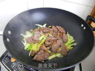 Stir-fried Beef Slices with Scallions recipe