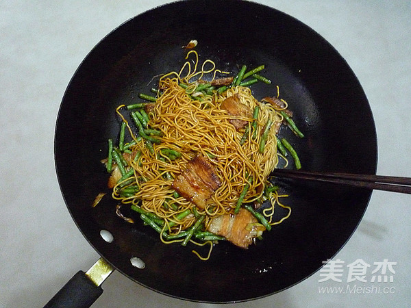 Fried Noodles with Cowpeas and Braised Pork recipe