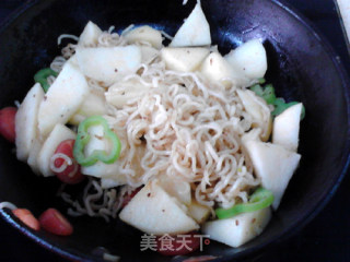 Stir-fried Instant Noodles with Sesame and Apple recipe