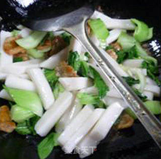 Stir-fried Rice Cake with Lard Residue and Green Vegetables recipe