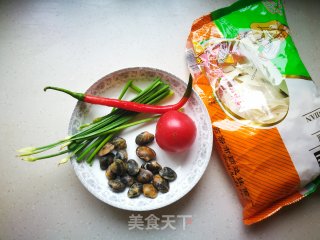 Fried Noodles with Clams and Tomatoes recipe