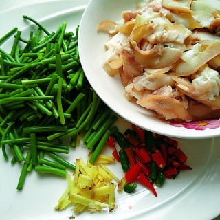 Stir-fried Pork Cheek with Garlic Sprouts recipe