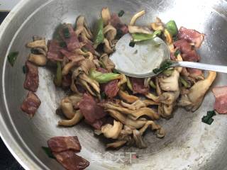 Stir-fried Oyster Mushrooms with Bacon recipe