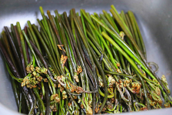 Stir-fried Bracken with Bacon recipe