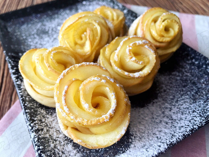 Cooking Food Brings Happiness to Children-making Apple Roses