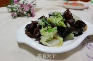 Stir-fried Cabbage with Black Fungus recipe