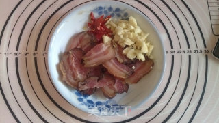 Stir-fried Bacon with Artemisia Quinoa recipe