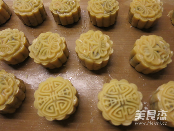Old-fashioned Five-nut Filling Moon Cakes recipe