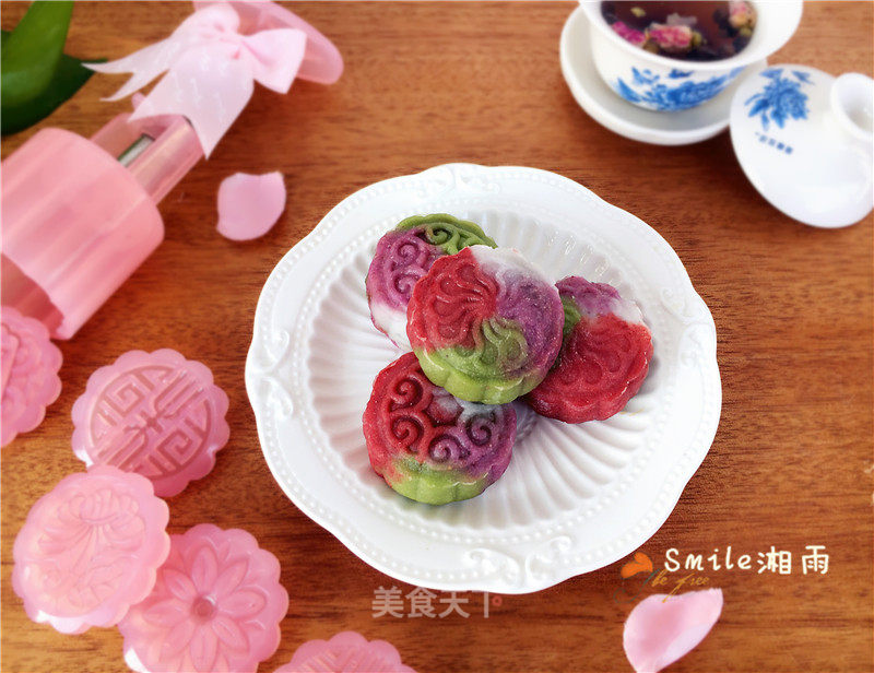 Natural Colored Snowy Moon Cakes