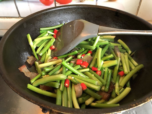 Stir-fried Bacon with Garlic Moss recipe